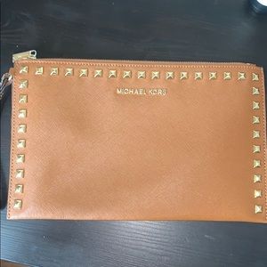 MICHAEL KORS BROWN CLUTCH
